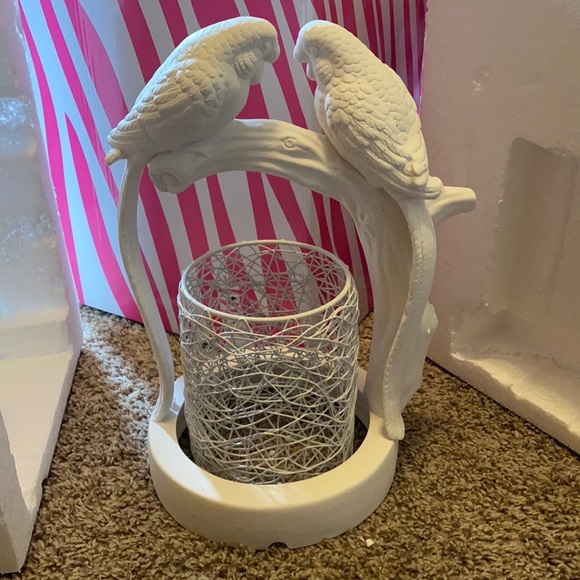 Love Birds with White Wire Weave Shade
